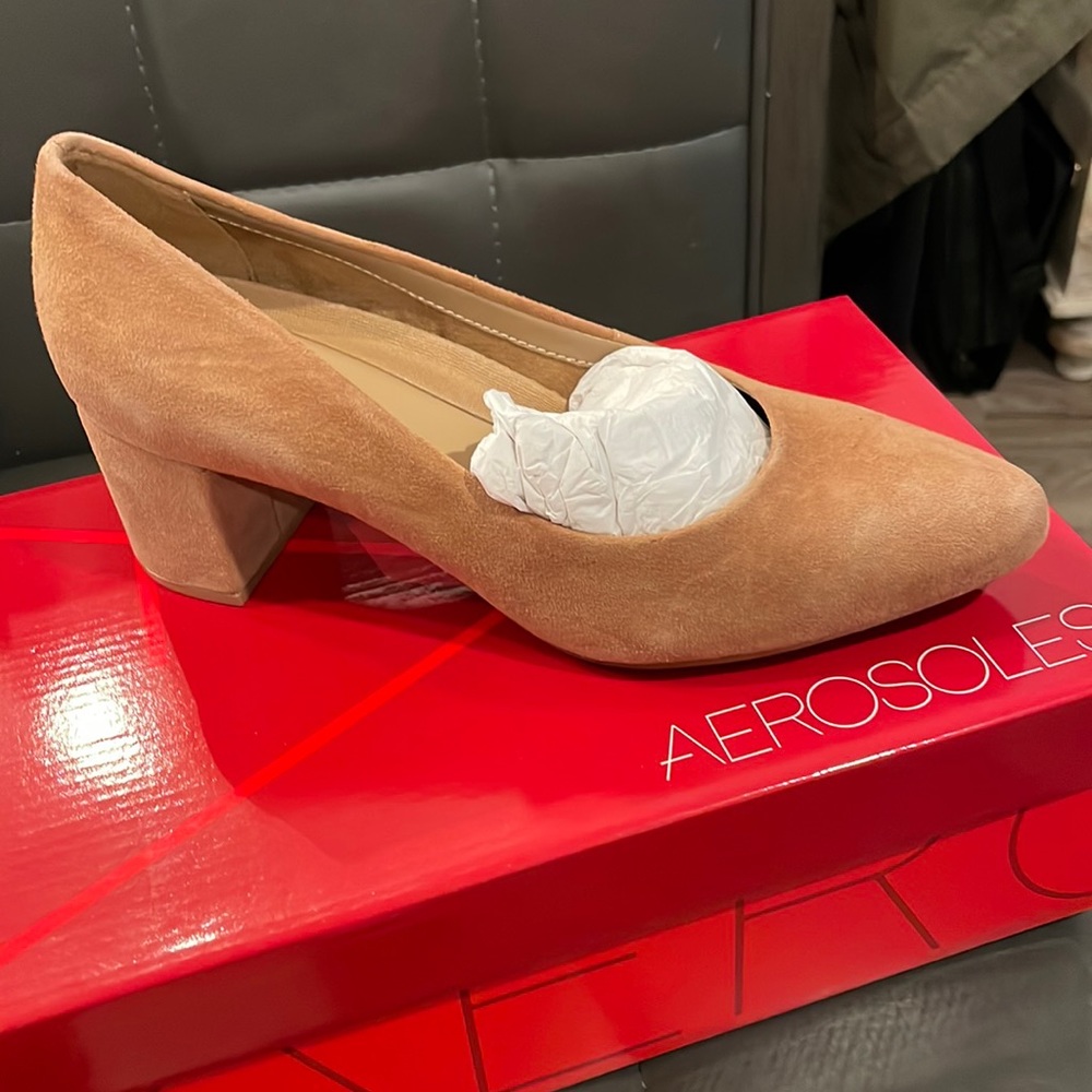 Suede pump